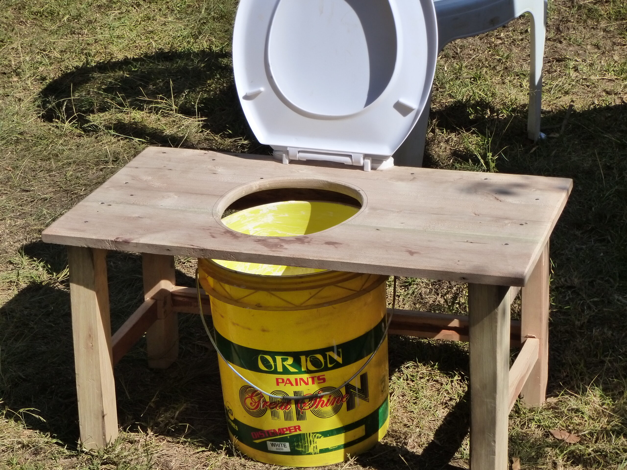 Permaculture_Dry_compost_toilet_w_bucket1621753725466